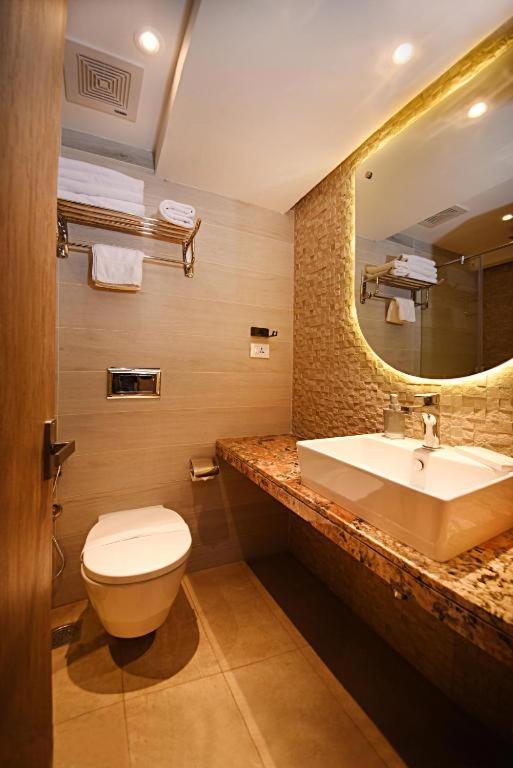 Hotel Tulip Near Delhi Airport New Delhi Bagian luar foto