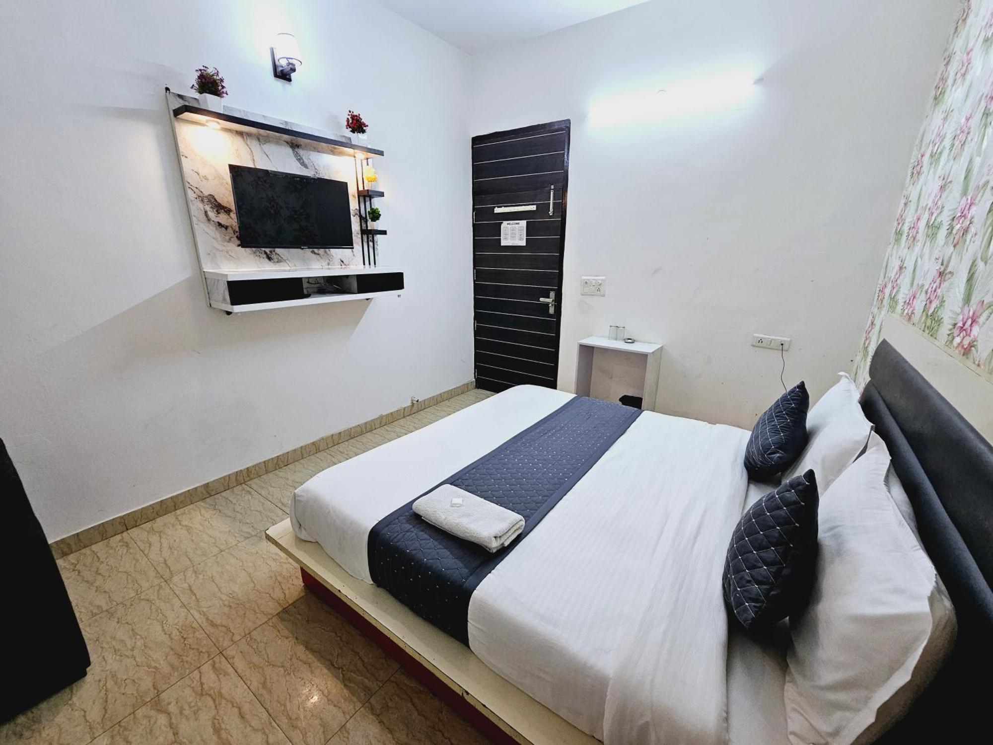 Hotel Tulip Near Delhi Airport New Delhi Bagian luar foto