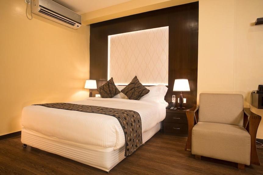 Hotel Tulip Near Delhi Airport New Delhi Bagian luar foto